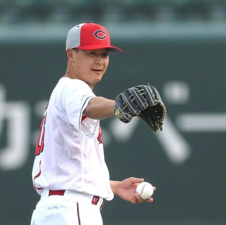 入念にキャッチボールする森（撮影・北村雅宏）