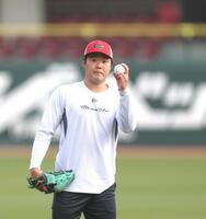 入念にキャッチボールする高（撮影・北村雅宏）