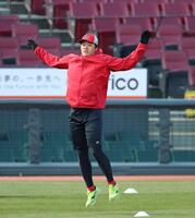 入念に体を動かす高（撮影・北村雅宏）