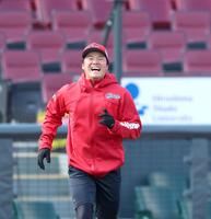 練習中に明るい表情を見せる高（撮影・北村雅宏）