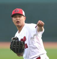 入念にキャッチボールする森（撮影・北村雅宏）