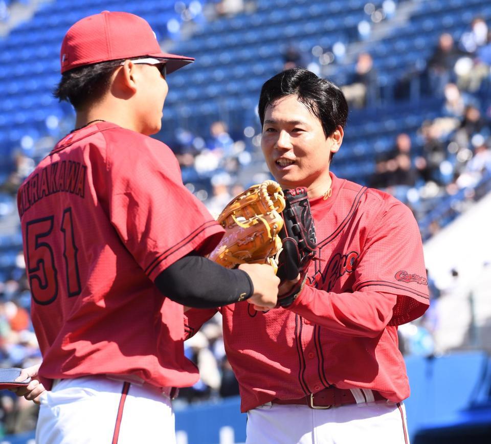 ３回、三森の打球を好捕した平川（左）とグラブでタッチする栗林（撮影・園田高夫）