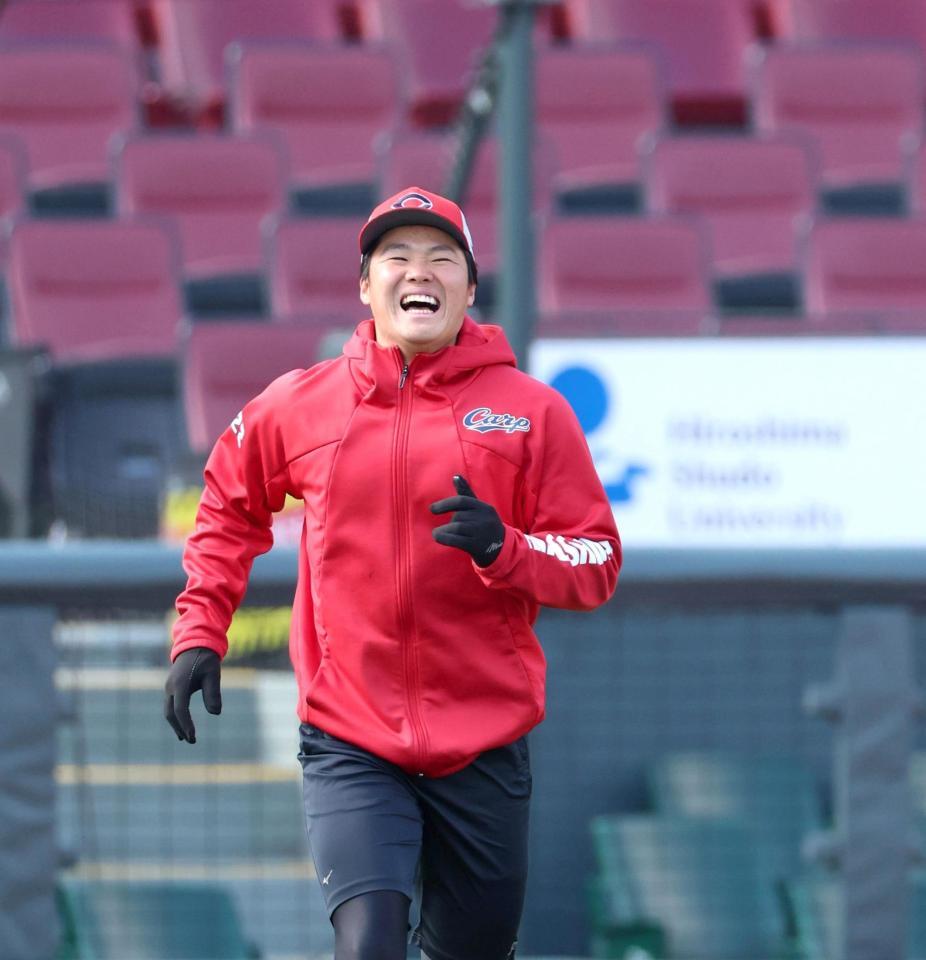 練習中に明るい表情を見せる高（撮影・北村雅宏）