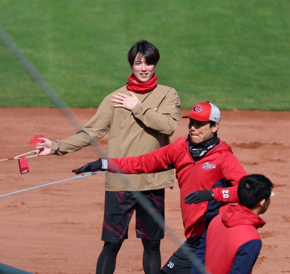 栗林とトレーニングする森下（左）＝撮影・北村雅宏