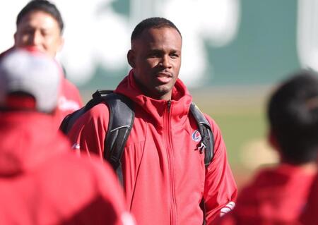 練習前、ナインの前であいさつするアリア（撮影・北村雅宏）