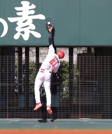 ５回、ディベイニーの打球をジャンプして好捕するファビアン（撮影・北村雅宏）