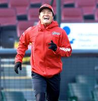 練習中に明るい表情を見せる高（撮影・北村雅宏）