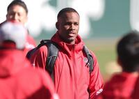 練習前、ナインの前であいさつするアリア（撮影・北村雅宏）