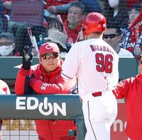 ６回、佐々木の併殺の間に生還した中村奨（右）を迎える新井監督（撮影・西田忠信）