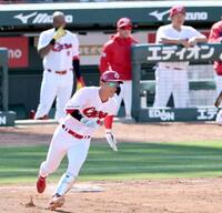 ６回、二塁打を放つ中村奨（撮影・田中太一）