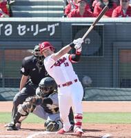 １回、左前打を放つ佐々木（撮影・田中太一）