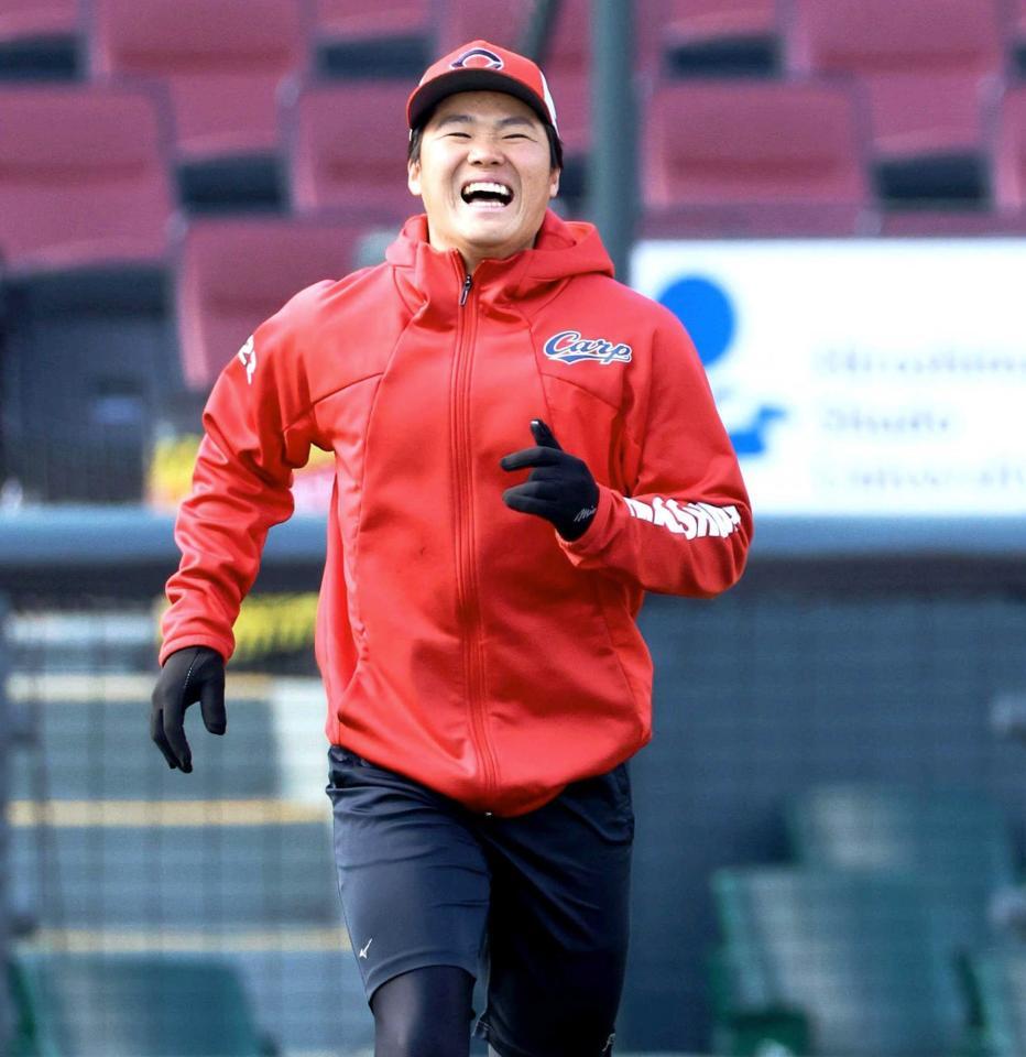 練習中に明るい表情を見せる高（撮影・北村雅宏）