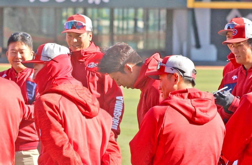 練習前、ナインの前であいさつする野間（中央）。奥中央左は大盛（撮影・北村雅宏）