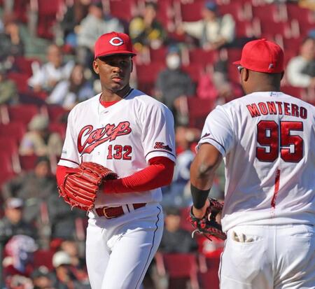 ９回、木浪に内野安打を許し、モンテロに声を掛けられるアリア（左）＝撮影・北村雅宏