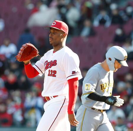 ９回、糸原健斗（右）に犠飛を許したアリア（撮影・西田忠信）