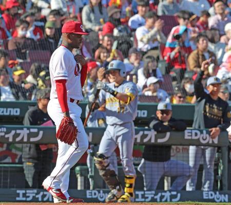 ９回、糸原に犠飛を浴びたアリア（撮影・北村雅宏）