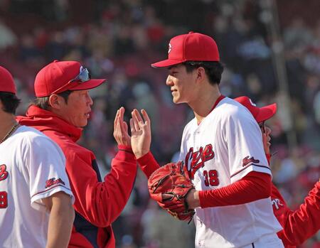 阪神に勝利し、新井監督とタッチを交わす赤木（右）＝撮影・北村雅宏