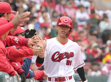 ５回、平川の犠飛で生還し、ナインとタッチを交わす二俣（撮影・北村雅宏）