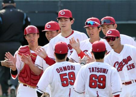 ９回、１点を守り切り、ナインを迎える赤木（奥左から３人目）＝撮影・田中太一