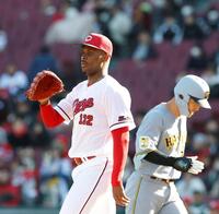 ９回、糸原健斗（右）に犠飛を許したアリア（撮影・西田忠信）