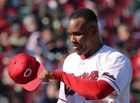 ９回、追加点を許し、ベンチに戻るアリア（撮影・北村雅宏）