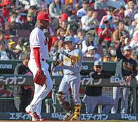 ９回、糸原に犠飛を浴びたアリア（撮影・北村雅宏）