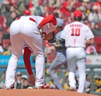 １回、近本に先制となるソロを浴びた高（左）＝撮影・北村雅宏