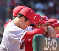 ５回攻撃中、ベンチで肩を落とす高（撮影・北村雅宏）