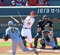 ６回、バットを折られながらも、中前打を放つ平川（撮影・田中太一）