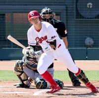 ３回、左前打を放つ平川