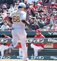 ３回、中川（左）に２ランを許し、グラウンドを見つめる新井監督（撮影・西田忠信）