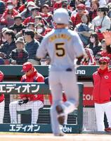 １回、近本（５）に先制ソロを許し、下を向く新井監督（左）＝撮影・西田忠信