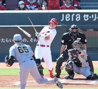 ６回、安打を放つ平川（撮影・田中太一）