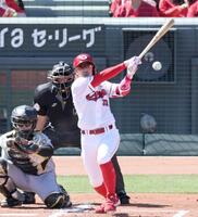１回、安打を放つ菊池（撮影・田中太一）