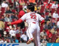 帽子を飛ばしながら力投する高（撮影・北村雅宏）