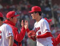 阪神に勝利し、新井監督とタッチを交わす赤木（右）＝撮影・北村雅宏