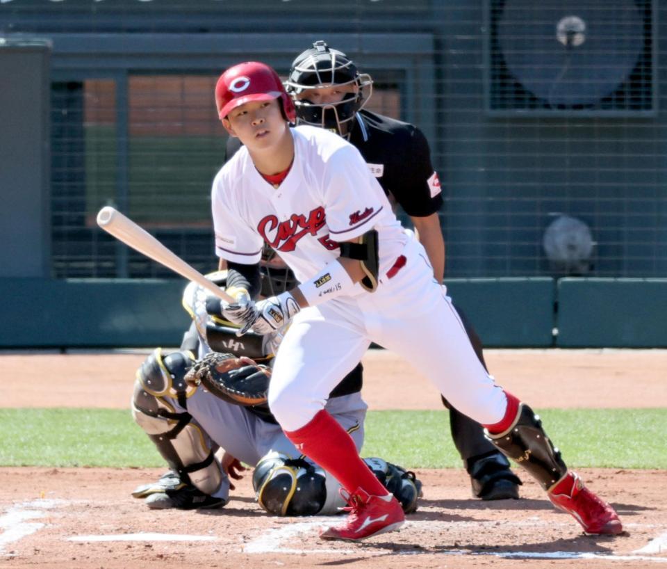 ３回、安打を放つ平川（撮影・田中太一）