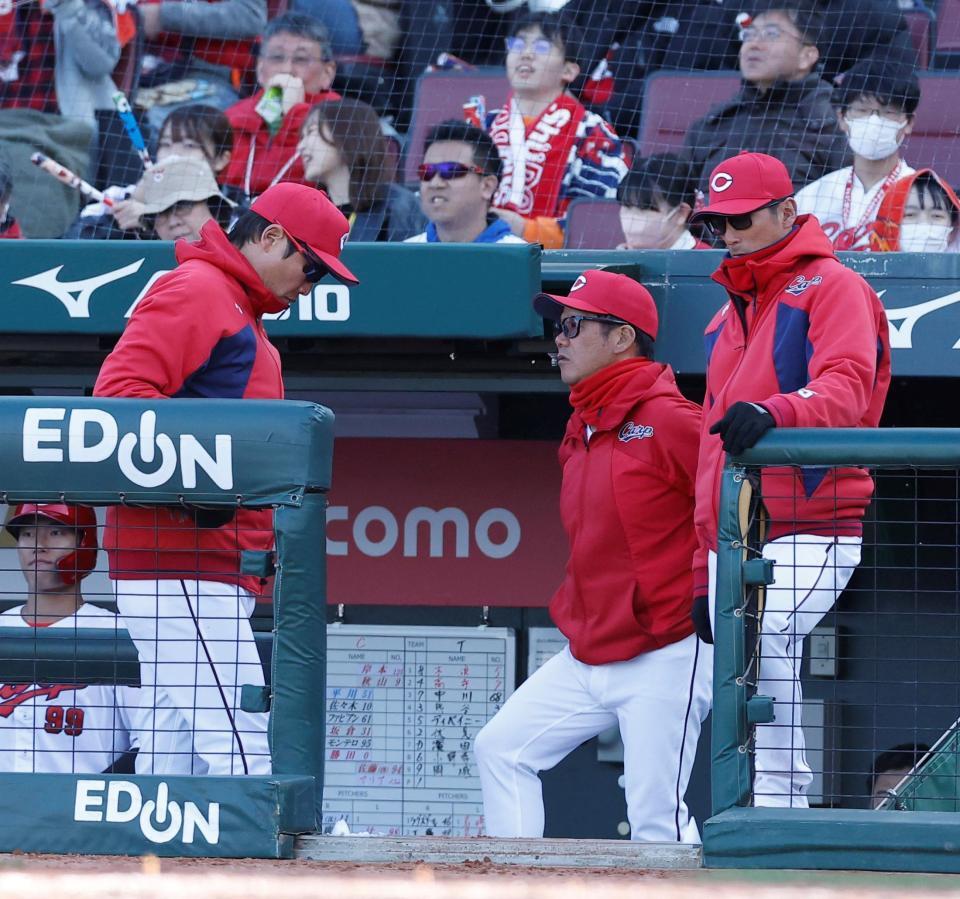 阪神に敗れ、足早に引き揚げる新井監督（左）＝撮影・西田忠信