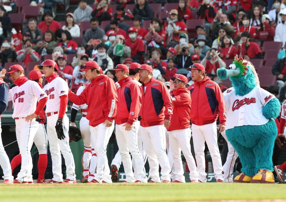 阪神に勝利し、ナインとタッチを交わす新井監督（右）ら（撮影・西田忠信）