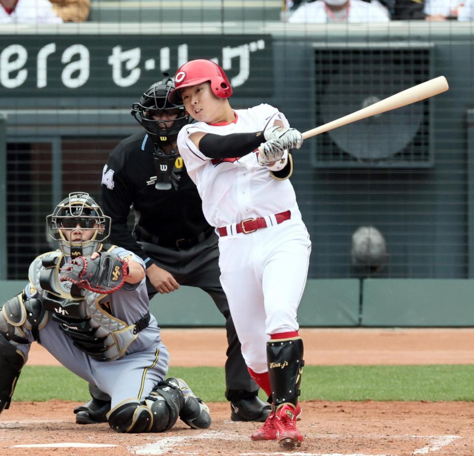 ５回、犠飛を放つ平川蓮（撮影・田中太一）