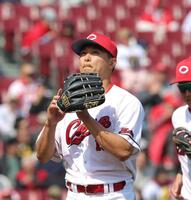 ２回、無失点に抑えてベンチに戻る（撮影・北村雅宏）　