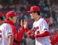 阪神に勝利し、新井監督（左）とタッチ（撮影・北村雅宏）　