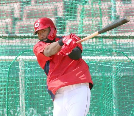 打撃練習で鋭い打球を放つファビアン（撮影・北村雅宏）