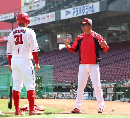 坂倉に打撃のアドバイスをする新井監督（右）＝撮影・北村雅宏