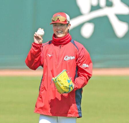 キャッチボールで笑顔を見せる森下（撮影・北村雅宏）　