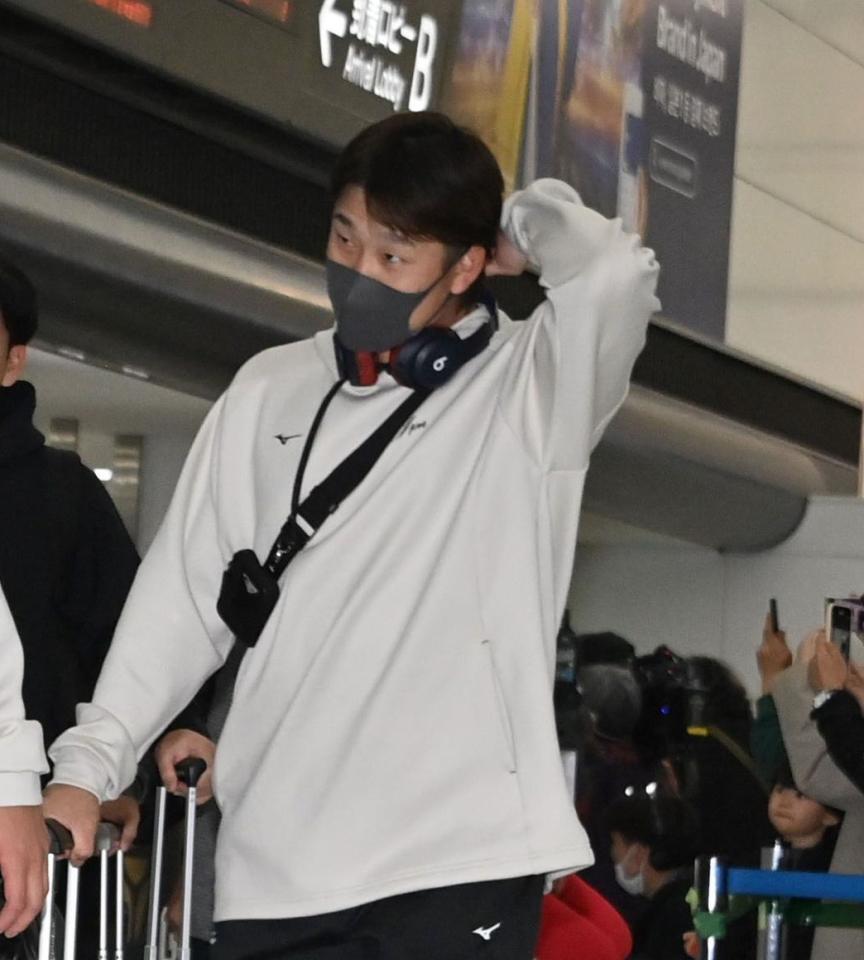 帰国した小園＝１６日