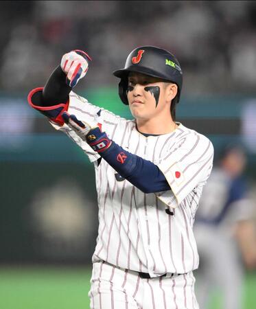 ＷＢＣ１次Ｌ、チェコ戦の２回、中前打を放ち、お茶たてポーズを披露する小園＝１０日