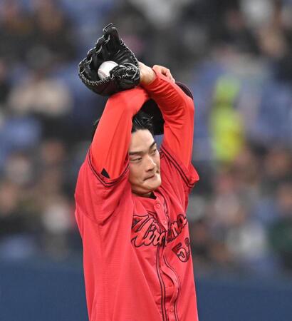 ２回、マウンドで汗をぬぐう岡本（撮影・飯室逸平）