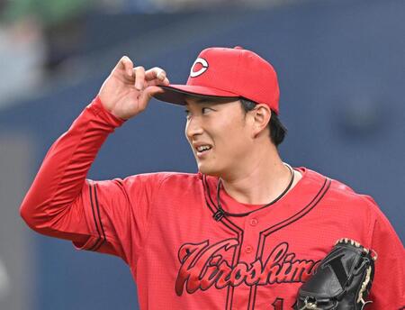 ７回、三者凡退の好リリーフに笑顔でベンチへ戻る斉藤汰（右）＝撮影・飯室逸平