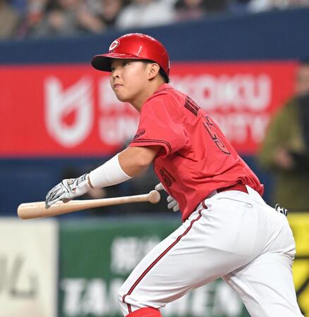 ６回、適時二塁打を放つ平川（撮影・飯室逸平）